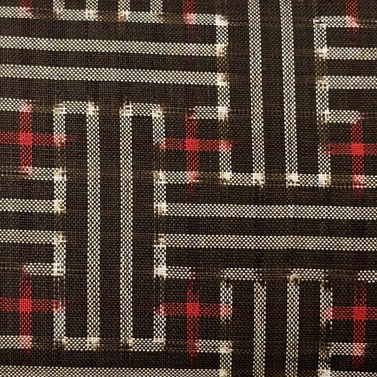 深みのブラウンに、紅のきらめき──粋をまとう秋名バラ