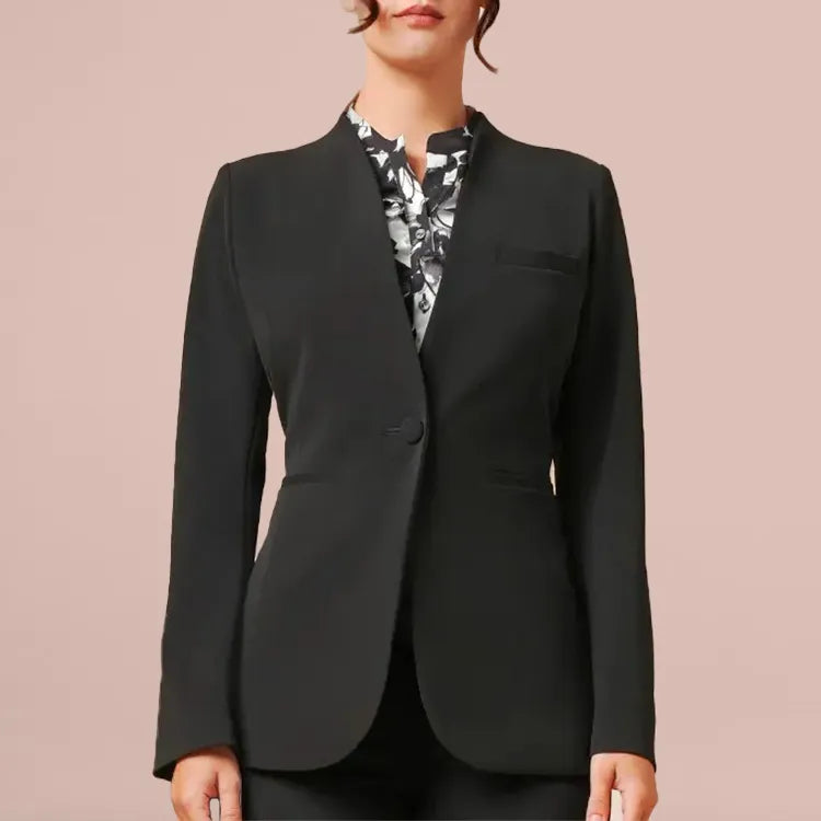 Three pockets and shining details on the cuffs