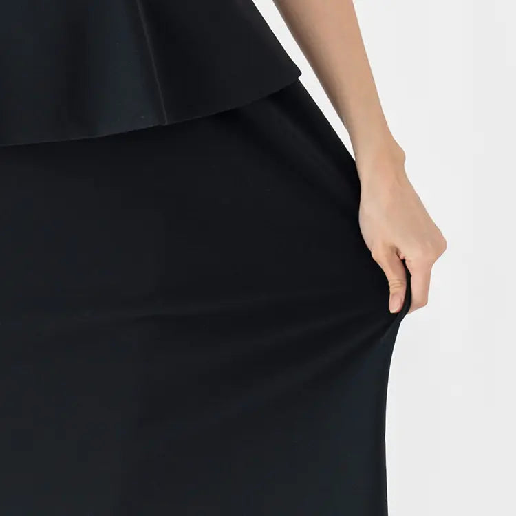 The skirt is made of functional cardboard knit material that is just the right thickness and can withstand temperature changes.