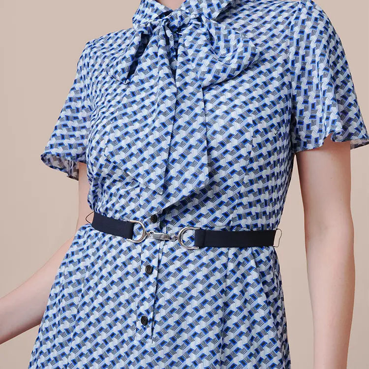 A contrast belt that enhances the silhouette.