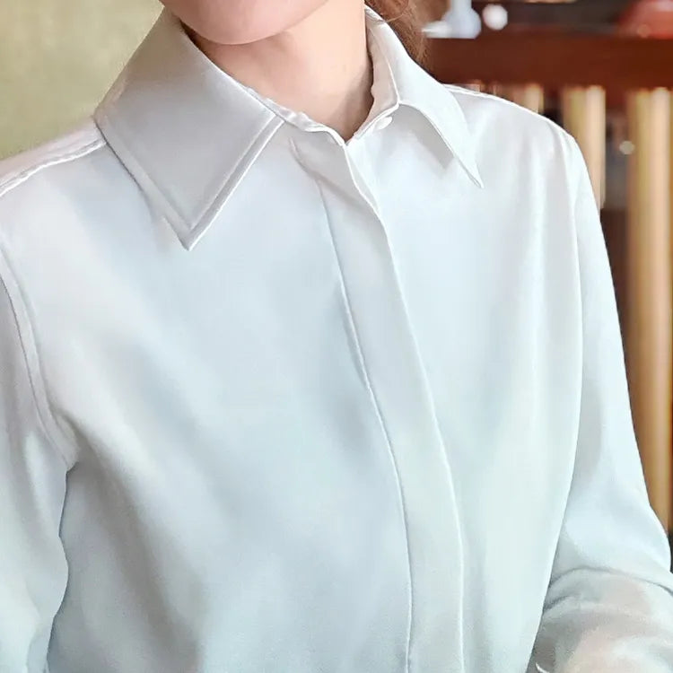 A white shirt that gives a good impression and makes your face look smaller.