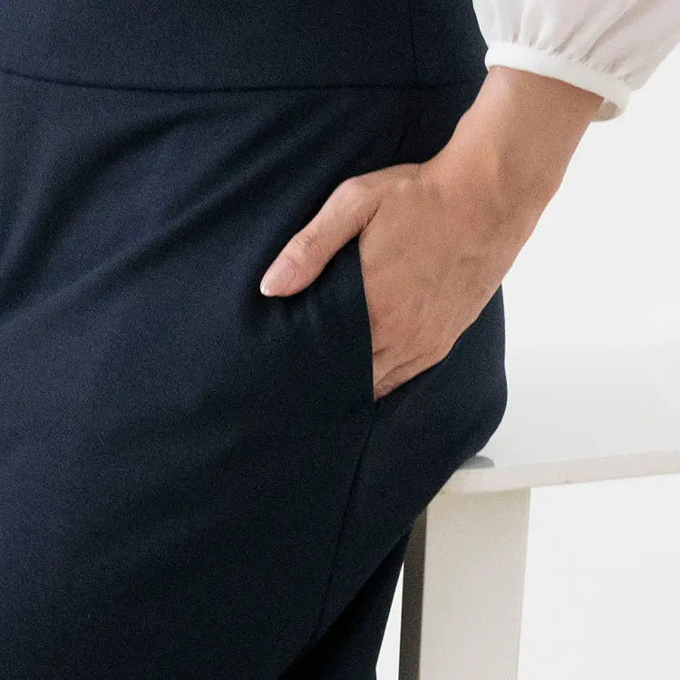 Both side pockets allow you to move around hands-free