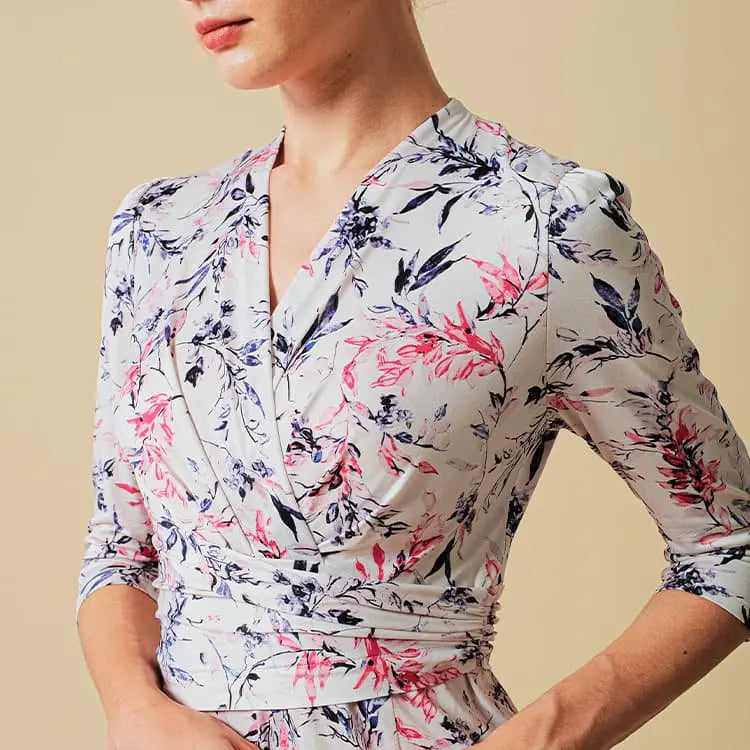 A cache-coeur x A-line design for a super feminine look