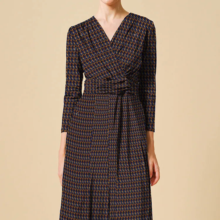 It makes your body look three-dimensional and also has a great slimming effect!