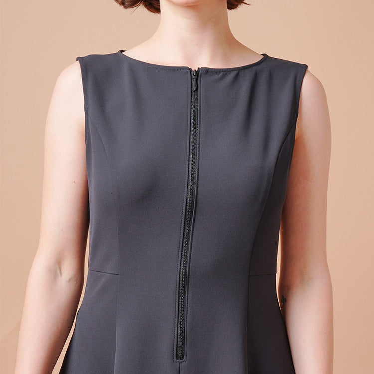 The front zipper makes it easier to wear and more stylish.