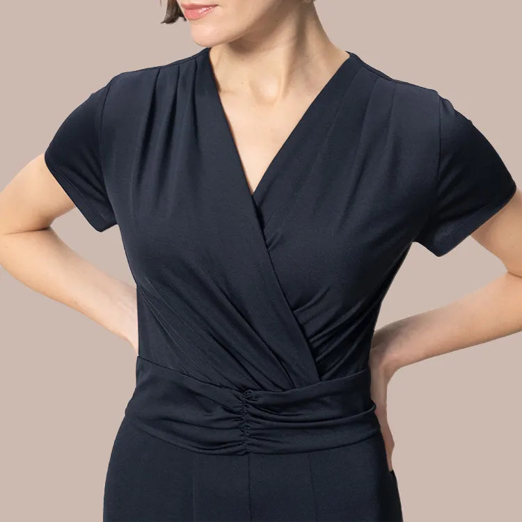 Comfortable yet slimming waist ribbon design