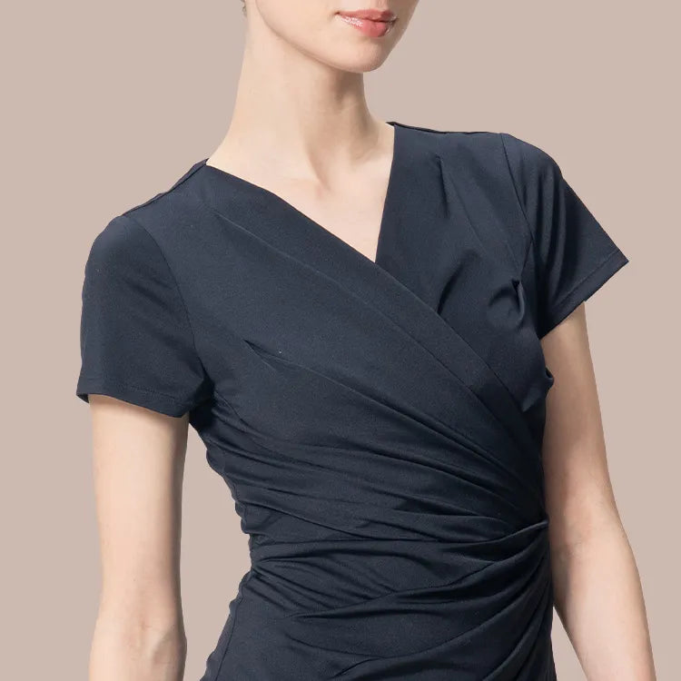 Deep V-neck for a smaller face and a beautiful décolleté
