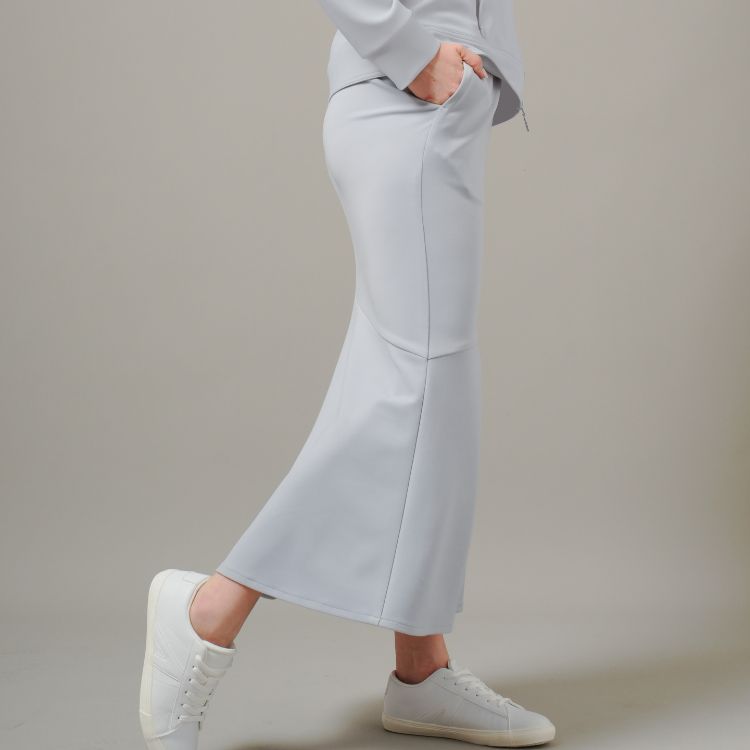 A slimming mermaid skirt with sharp lines