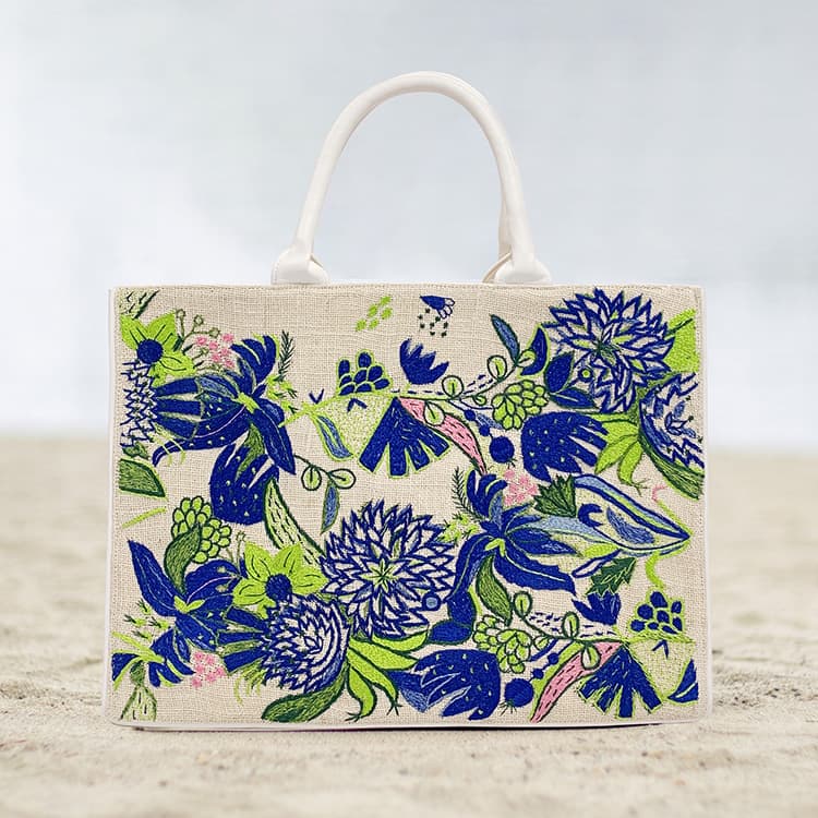 A big tote bag for the city that can hold a laptop and office supplies