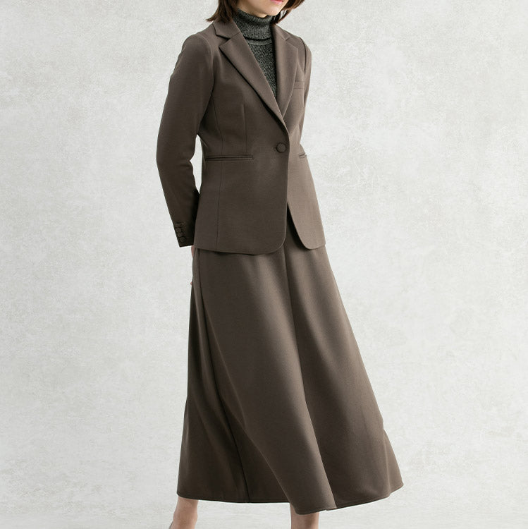 Long tailored skirt that covers the hips