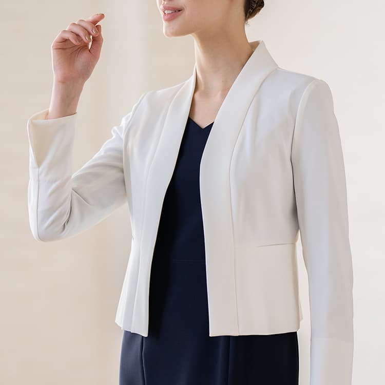 Slit design that allows you to choose the right sleeve length without getting in the way of work