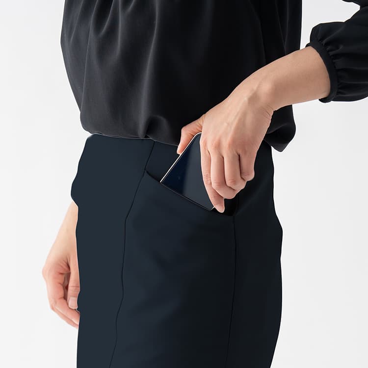 Comes with a pocket that can hold a smartphone