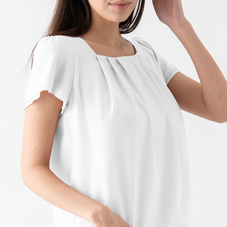 HIGHLIGHT THE NECKLINE