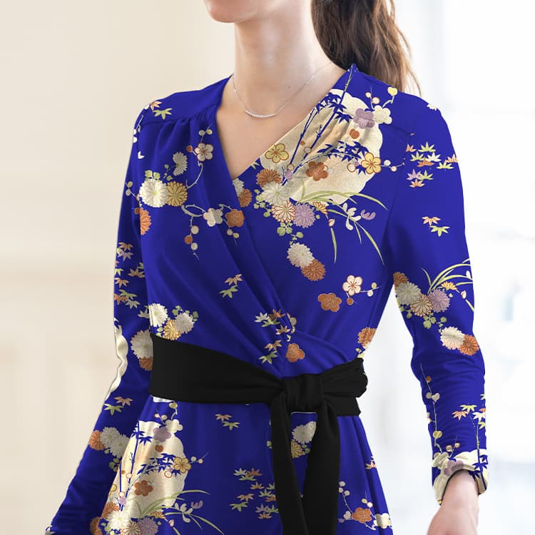 Extremely feminine cache-coeur design