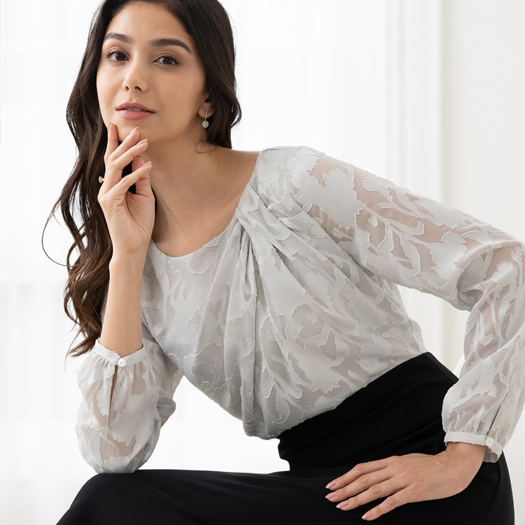 A gorgeous tuck around the décolleté makes it alluring at the bar counter