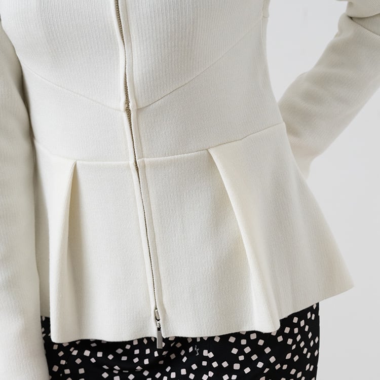 The high-waisted design belt creates a shaping effect with its diagonal lines.