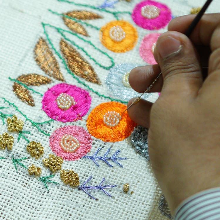 高度な技術を持つ職人によるハンドメイド刺繍