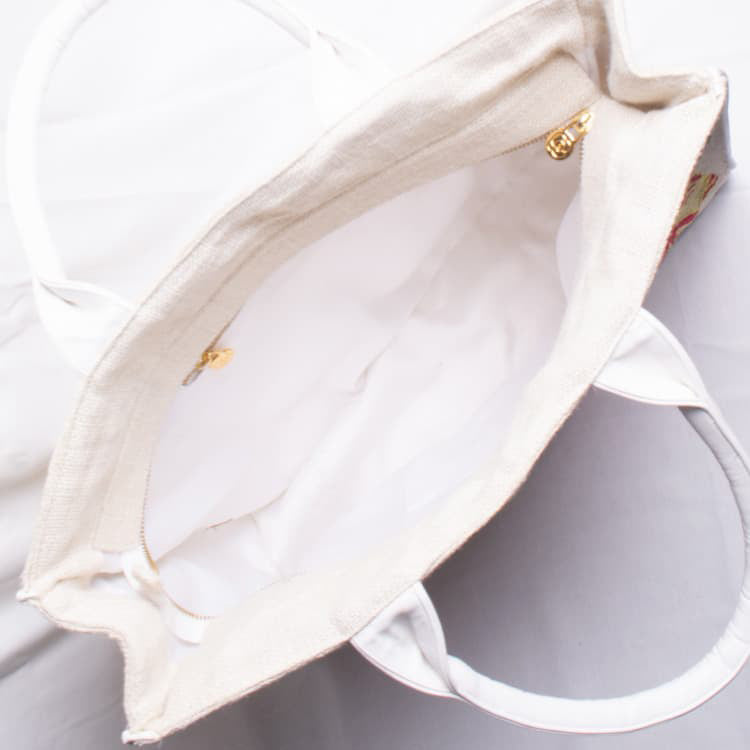 An inner pocket for storing valuables!