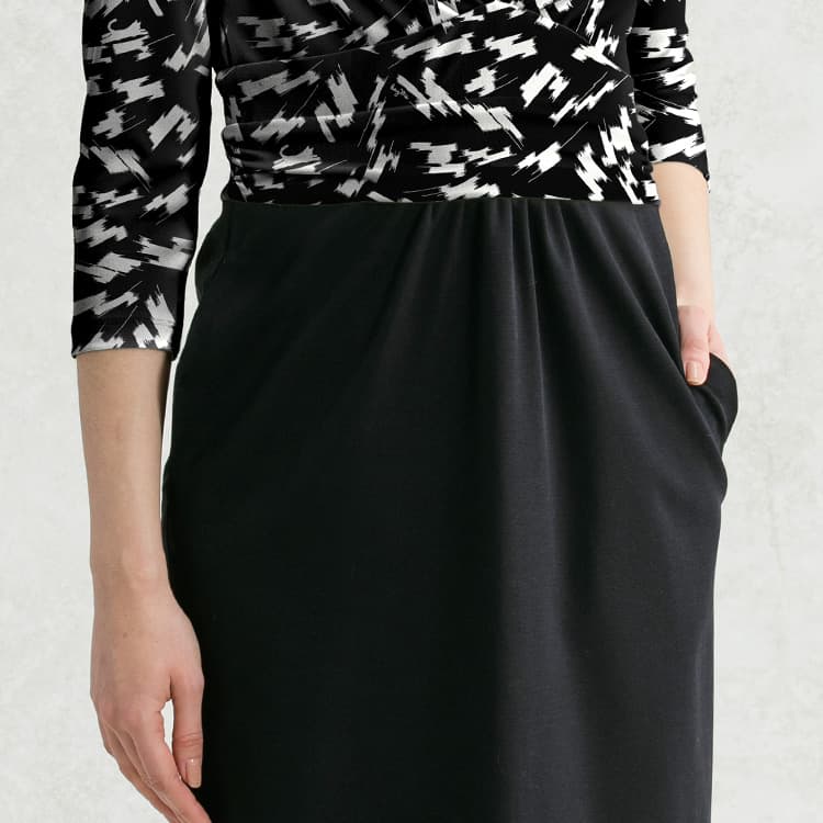 Pockets on both sides allow you to travel hands-free