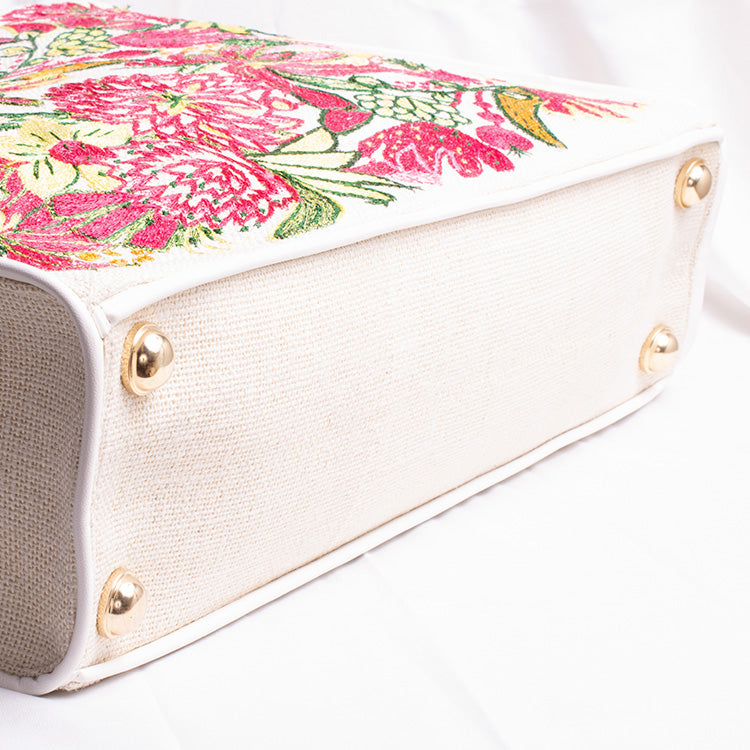 Comes with convenient bottom studs that allow it to stand on its own and prevent it from getting dirty!