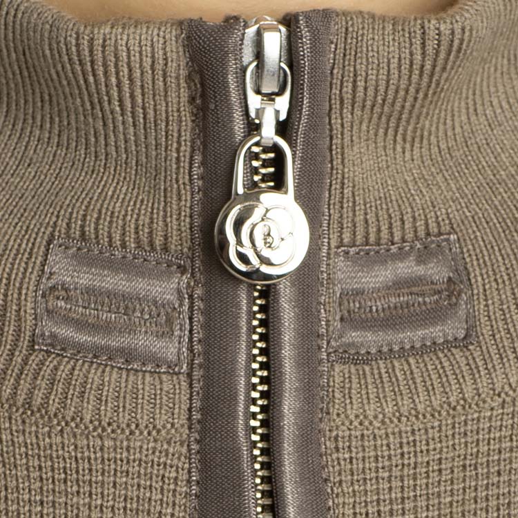 Elegant details for a high-quality casual look