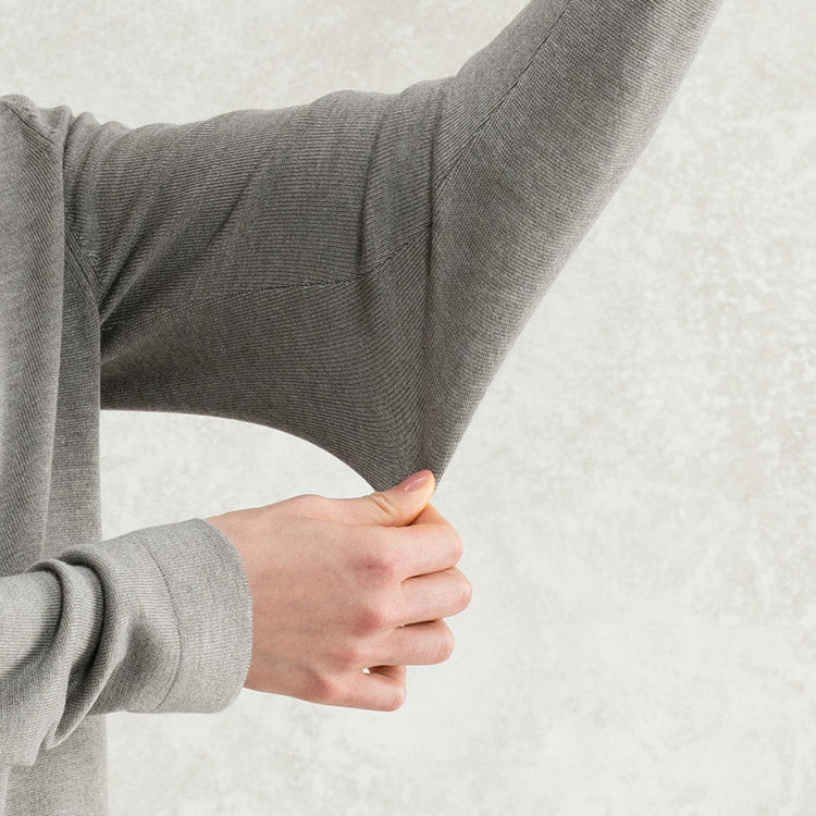 The ruffled collar makes it stand out when worn and gives it a sophisticated, feminine look.