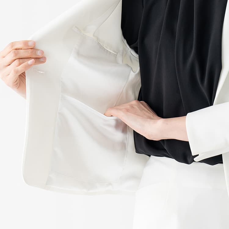 The inner pocket is made of sturdy material that can hold a smartphone and is resistant to deformation.