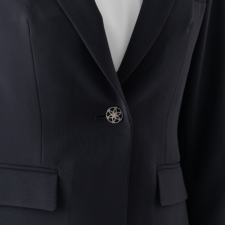 By switching between two buttons, it can be worn in a variety of situations, from business to glamorous.