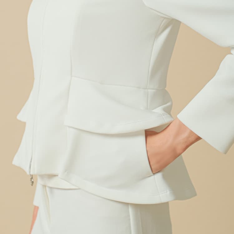 Large, unobtrusive pockets allow you to walk hands-free