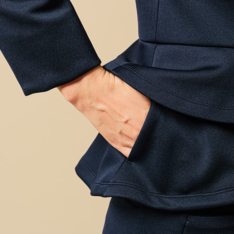 Large, discreet pockets allow you to walk hands-free