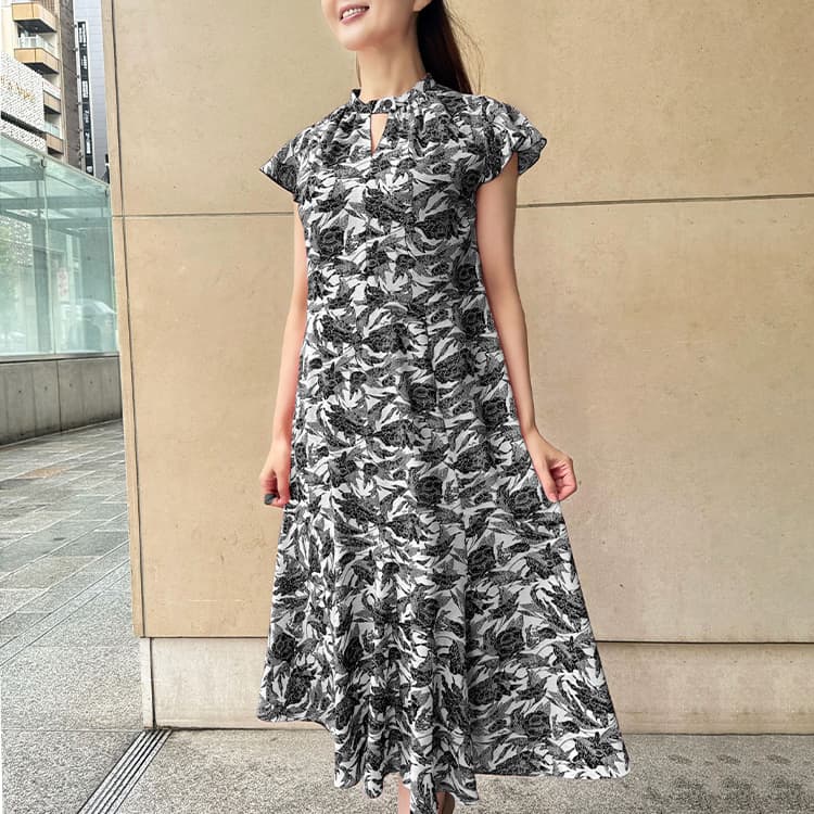 Can also be worn without a ribbon for relaxing occasions