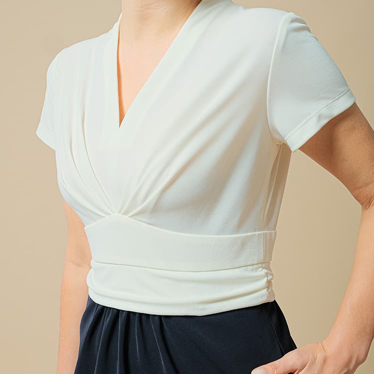 A top design that achieves both elegance and a flattering silhouette.