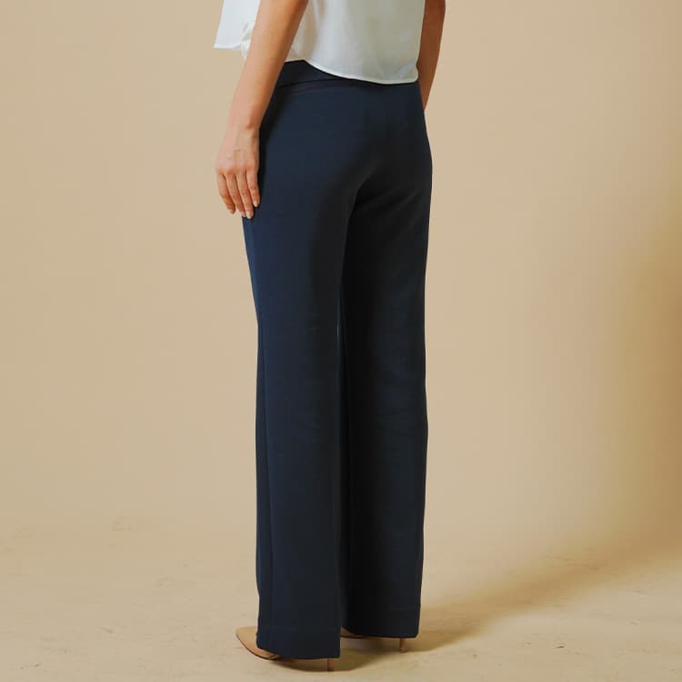 This is a must-have item for those who don't like wearing pants. Experience the thrill of slimming and elongating your legs.