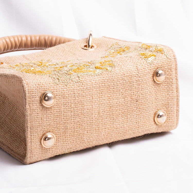 Comes with convenient bottom studs that allow it to stand on its own and prevent it from getting dirty!