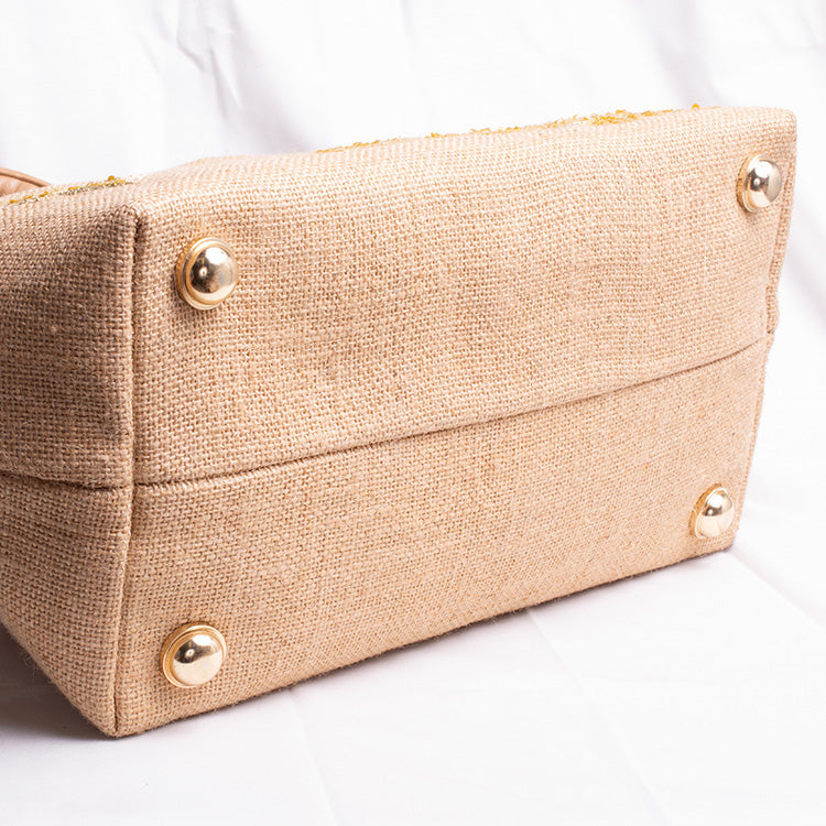 Comes with convenient bottom studs that allow it to stand on its own and prevent it from getting dirty!