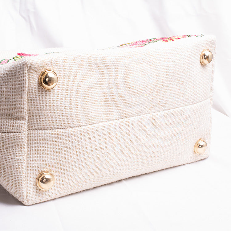 Comes with convenient bottom studs that allow it to stand on its own and prevent it from getting dirty!