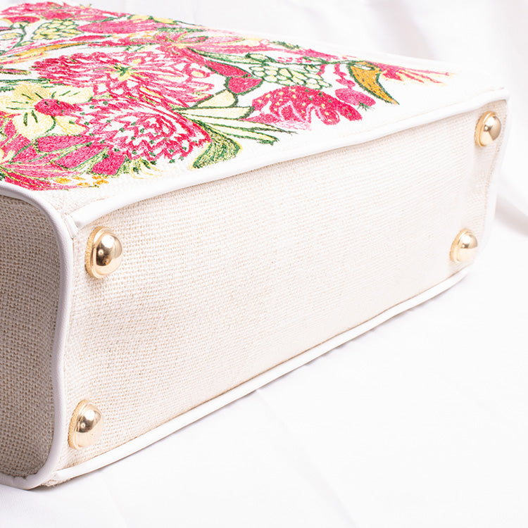 Comes with convenient bottom studs that allow it to stand on its own and prevent it from getting dirty!