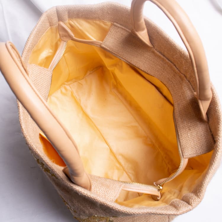 An inner pocket for storing valuables!