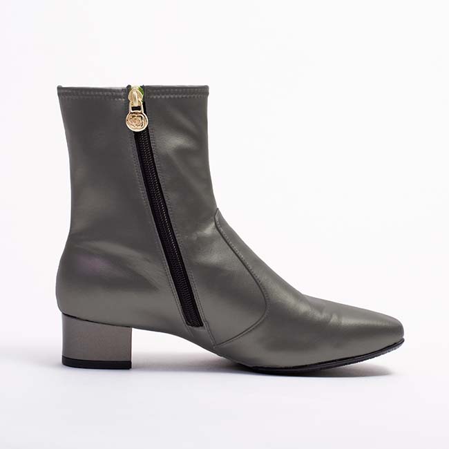 The highly popular stretch boots now come with the long-awaited 3.5cm heel!