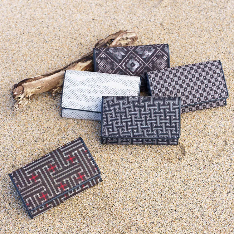 Geometric patterns that capture tranquility. Modern elegance woven with the Akina rose motif