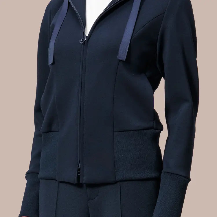 The elegant wide ribbing that gracefully accentuates your waistline