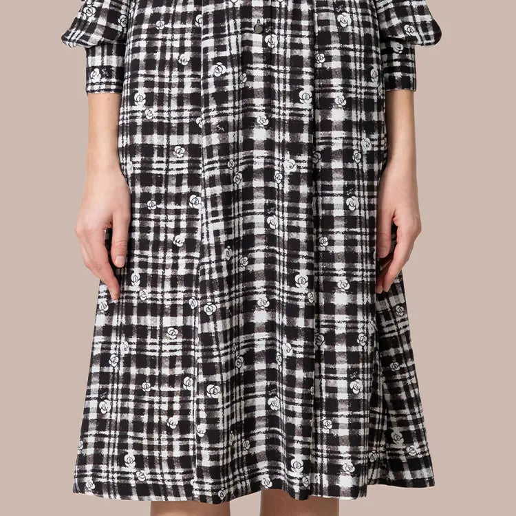 A three-dimensional skirt made from six pieces of fabric for a slimming effect