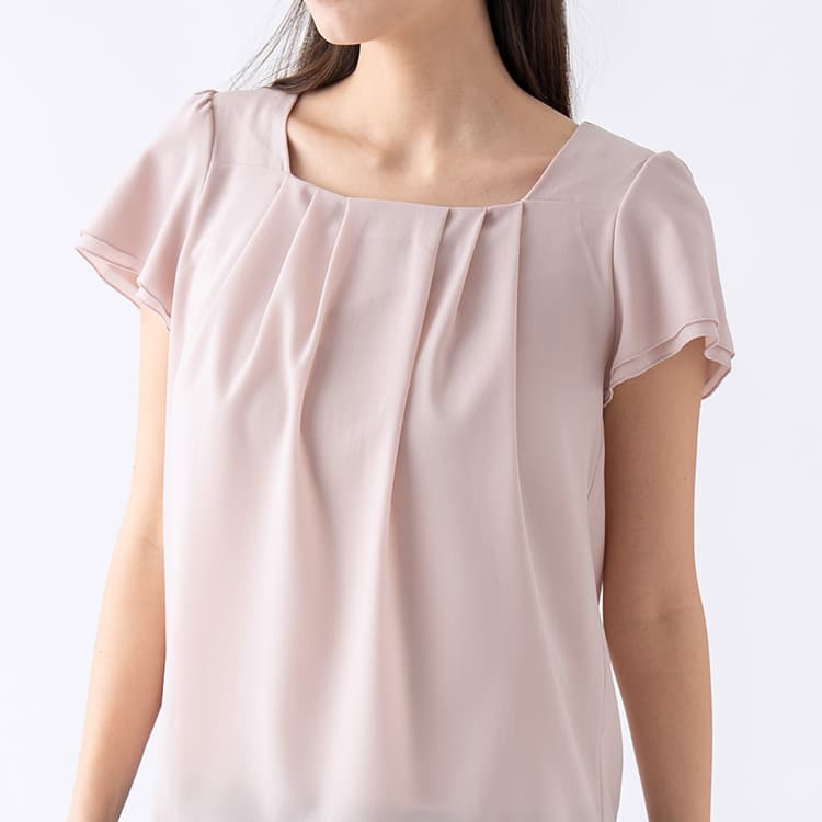 HIGHLIGHT THE NECKLINE
