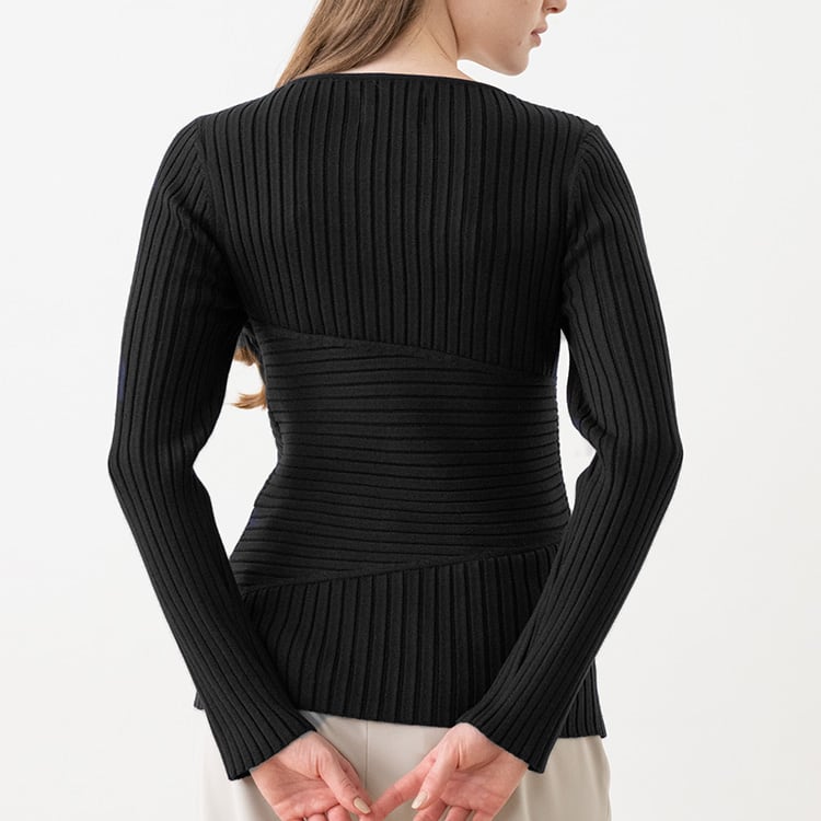 The back design is also carefully designed. The asymmetrical design creates a three-dimensional, slimming look.