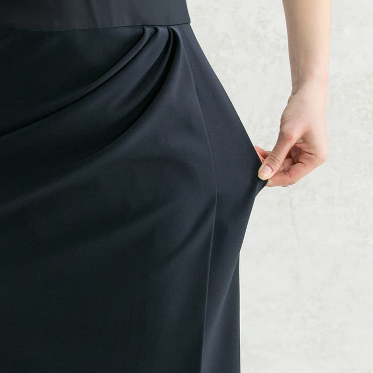 The skirt is made of washable, wrinkle-resistant, and smart stretch fabric that can be used all year round.